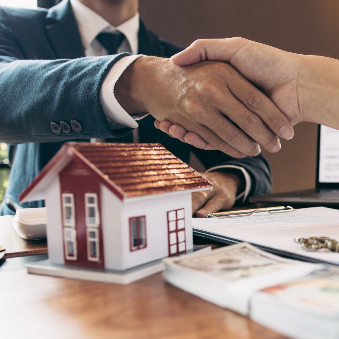 Mejores inmobiliarias en cdmx, asesor entregando llaves